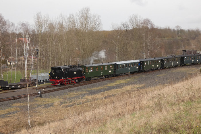 Lok 11 Tv mit MBB-Regelzug aus Benndorf rollt in den Bahnhof Kupferkammerhütte ein, um 15:25h am 01.04.2023
