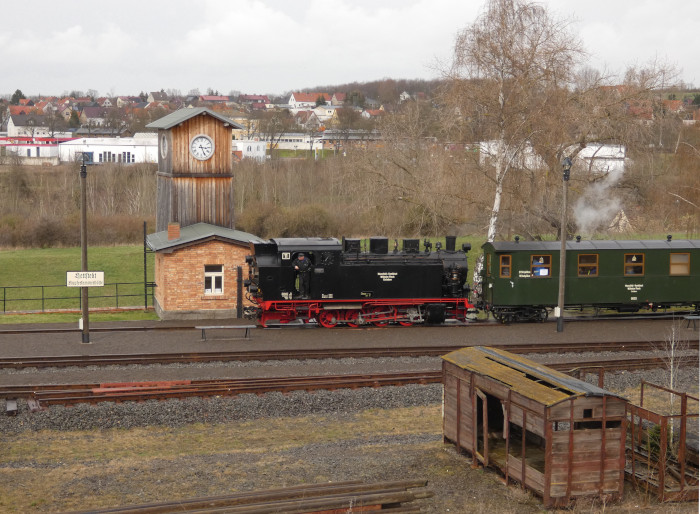 Lok 11 Tv mit MBB-Regelzug aus Benndorf rollt in den Bahnhof Kupferkammerhütte ein, um 15:25h am 01.04.2023