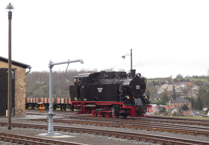 Lok 11  beim Umsetzen, nahe dem renovierten Lok- und Wagen-Werkstattschuppen, um 15:30h am 01.04.2023