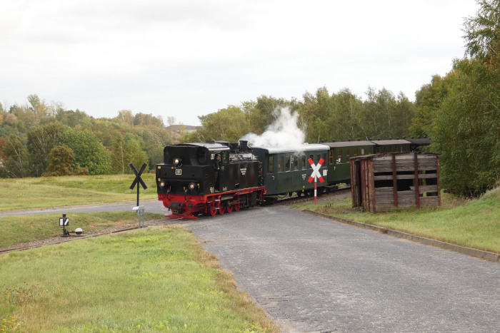 Lok 11 Tv mit Infozug (→Hettstedt-Kupferkammerhütte) einfahrend am Bahnübergang zum Lagerplatz oberhalb von Kupferkammerhütte, um 12:41h am 07.10.2023