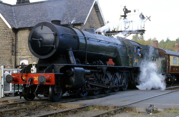 3672 im Bahnhof Grosmont vorm Pullman-Salonwagenzug