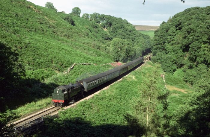 80135 Tv mit Zug abwärts Richtung Grosmont rollt bei Water Ark vorbei, um 18:15h am 02.08.2000