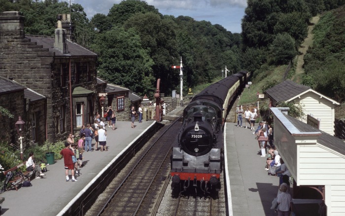 75029 einfahrend an den Bahnsteig in Goathland, 06.08.2000
