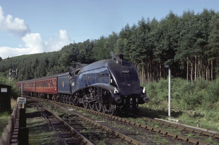 60007 einfahrend in Levisham Richtung Pickering, 06.08.2000