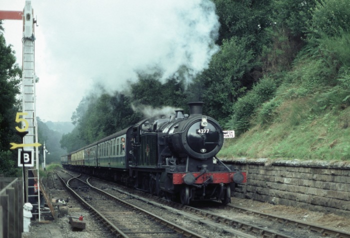 44767 wartet auf Ausfahrt in Goathland, 09.08.2000