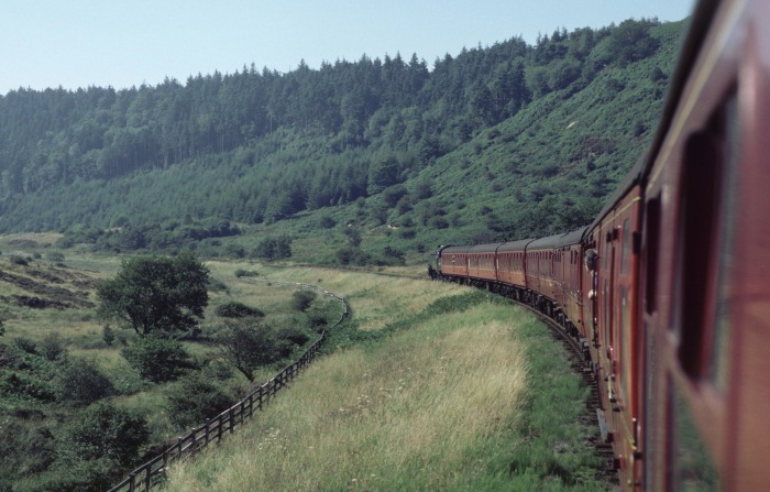 Blick abwärts ins nörliche Tal Netwon Dale, vorm Zug ist die 80135, um etwa 10:15h am 12.08.2000