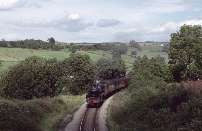 44767 vor der ersten Feldqwegbrücke bei Esk Valley, um 12:55h am 15.08.2000