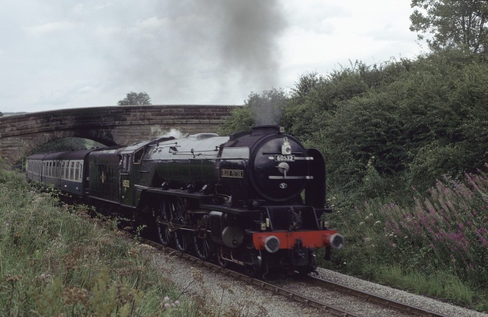 60532 die ex LNER A2 “Blue Peter” mit Zug nach Pickering direkt hinter der vielbeschriebenen, ersten Feldwegbrücke bei Esk Valley / Green End fotografiert, um 13:54h am 15.08.2000