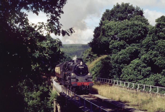 75014 auf dem Steinbogenviadukt über Thomason Foss, 31.07.2001