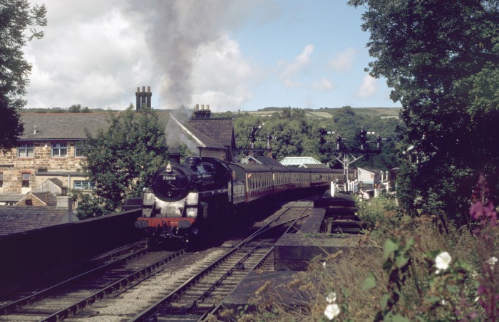 75014  Ausfahrt Grosmont mit Zug nach Pickering, um 13:50h am 31.07.2001