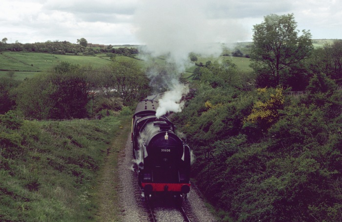 30926 REPTON  ebenfalls kurz vor der ersten Feldwegbrücke bei Esk Valley / Green End, eine Stunde später um 12:54h am 31.05.2002
