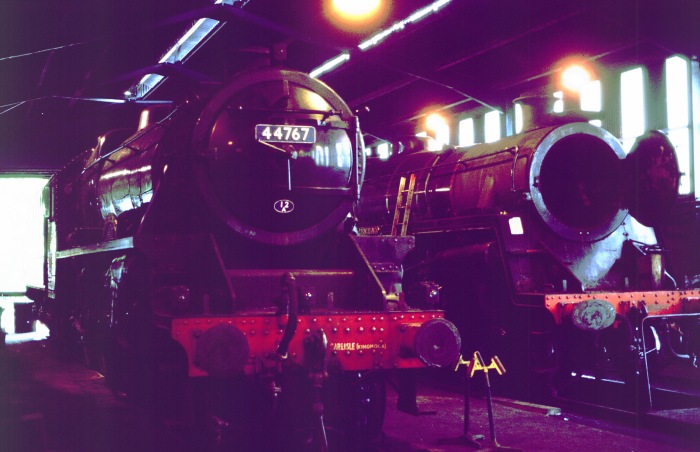 44767 Black Five GEORGE STEPHENSON neben 80135 (BR standard 4T), beide natürlich kalt, bei Reparaturarbeiten besichtigt werden, etwa 14:10h am 31.05.2002