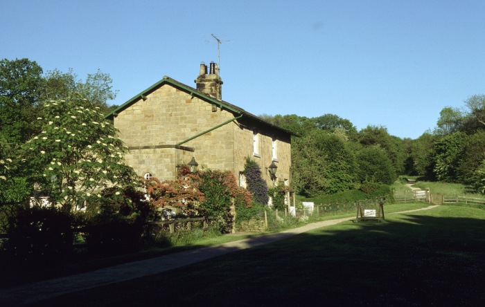 Das Incline Cottage am Fuße der starken Steigung nach Goathland des ehemaligen Bahndamms (bis 1865), heute beliebter Wanderweg, in Beck Hole, im schönen Abendlicht des 31.05.2002 um 19:00h