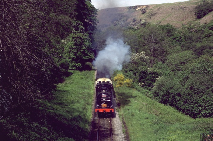 5894 im tiefen und engen Eller Beck -Tal, fotografiert von der Straßenbrücke in der Darnholm -Kurve, um 11:02h am 02.06.2002