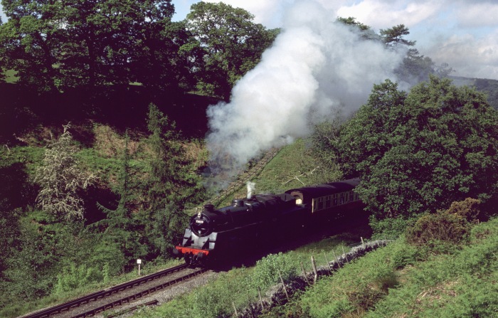 75029 bergauf fahrend im Tal bei Water Ark, genau gegenüber der sonst “üblichen” Aufnahmeposition, nämlich von der Ostseite aus fotografiert, um 10:00h am 04.06.2002