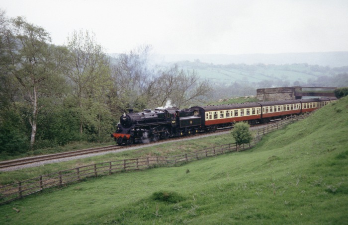 76079 mit Zug nach Pickering direkt hinter der 2.Feldwegbrücke bei Green End, um 11:55h am 13.05.2004
