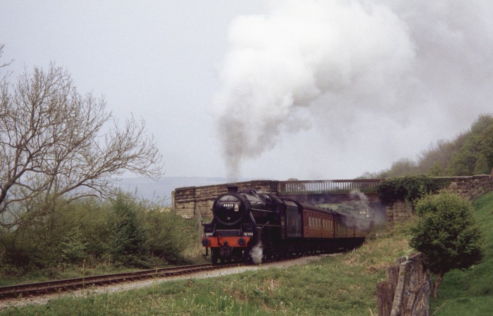 45212 ballert unter der zweiten Feldwegbrücke bei Green End hervor, um 13:55h am 13.05.2004