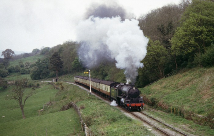 825 mit Zug nach Pickering fotografiert von der 2.Feldwegbrücke bei Green End, um 14:55h am 13.05.2004