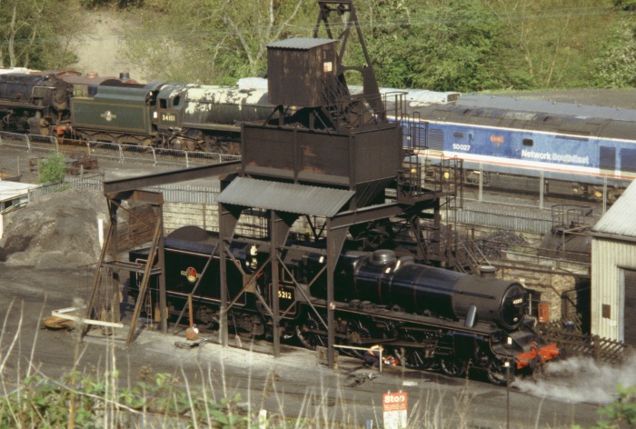 45212 unterm Bekohlungsturm Grosmont sheds, ca. 17:00h am 13.05.2004