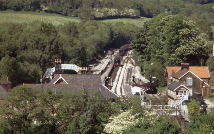 Und der Blick von oben vom Berg über dem Tunnel bei Grosmont auf die am Bahnsteig wartende 45212, um ca.15:45h am 18.05.2004