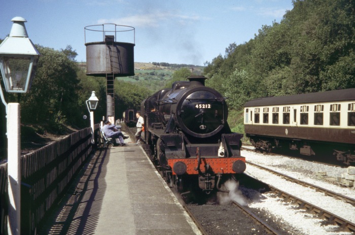 45212 im Bahnhof Grosmont um 16:00h um 18.05.2004
