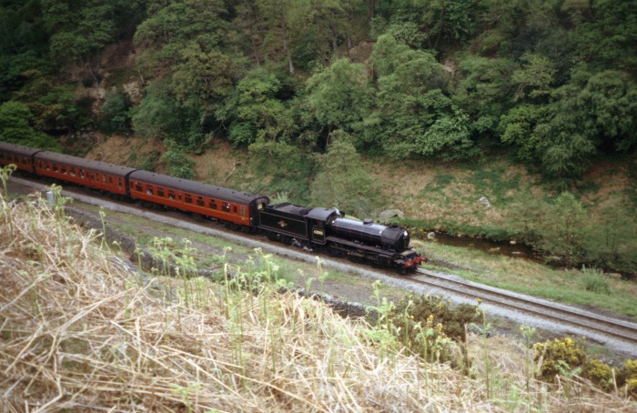 62005 vorwärts abwärts Richtung Grosmont im Tal bei Water Ark, um 11:12h am 20.05.2004