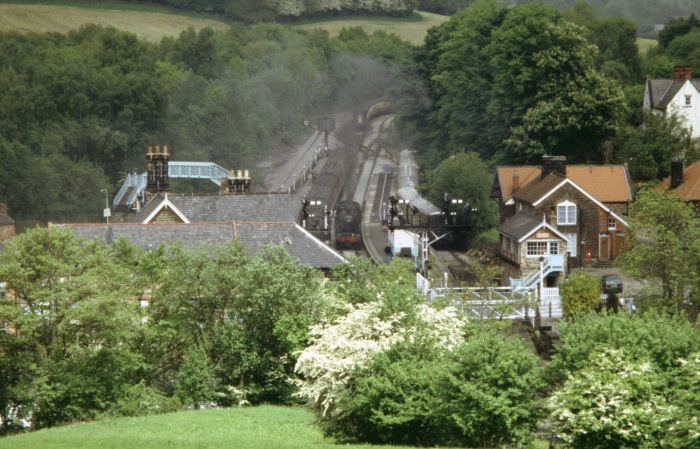 Aussicht vom Tunnel-Berg auf Bahnhof Grosmont, unten ist 45212