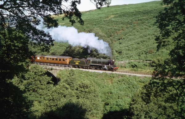 825 mit Teakholzwagen  bei Water Ark, um 9:58h am 23.08.2005