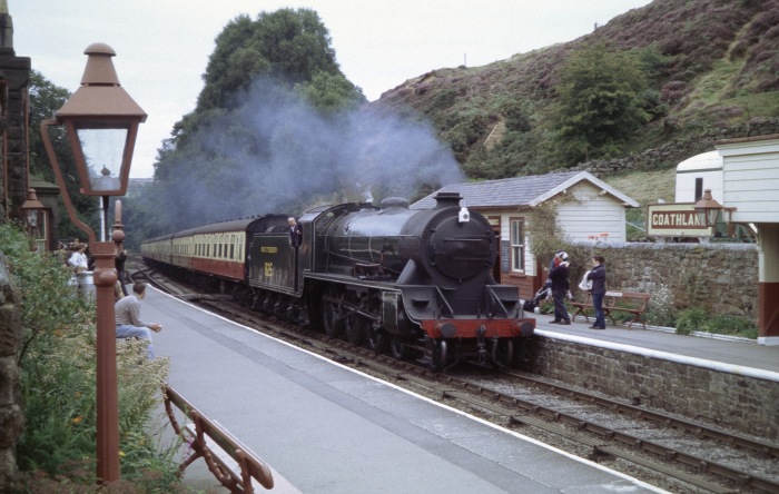 825 mit Zug aus Grosmont kommend, fährt in den Bahnhof Goathland ein, um 10:05h am 28.08.2005