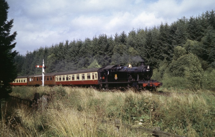 5224 mit Zug nach Pickering vor Einfahrt Levisham, um 12:45h am 28.08.2005
