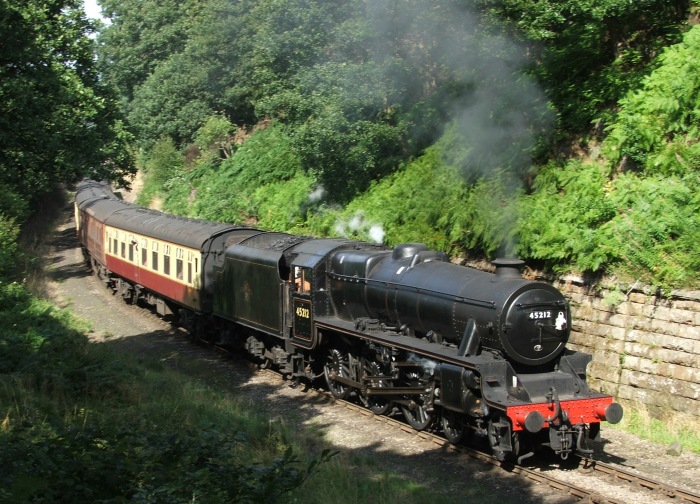 45212 mit dem vorletzten Zug Grosmont-Pickering des Tages, der hier von Armin R. und im nächsten Foto 
								von mir im Newton Dale Halt fotografiert wurde, im Einschnitt vor der Brücke bei Beck Hole, um 17:06h am 30.08.2005