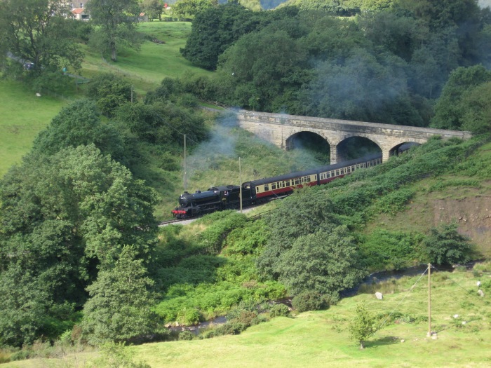 Der “Highlander”, ex LNER class K4, die (kleine) Dreizylinderlok  61994 (“The Great Marquess”) im Regeleinsatz auf der NYMR, hier zu sehen natürlich leicht erkennbar in der Darnholm-Kurve gleich hinter der Straßenbrücke, um 10:44h am 20.08.2008