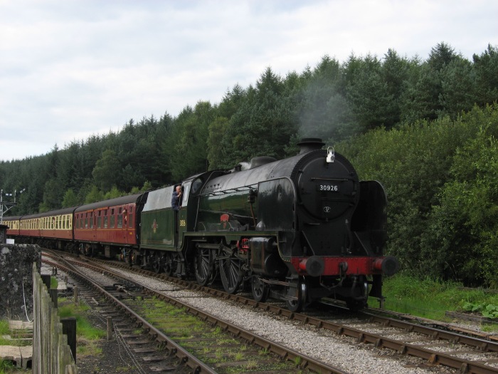 30926 (“REPTON”) mit Zug nach Pickering einfahrend in Levisham, um 17:22h am 20.08.2008