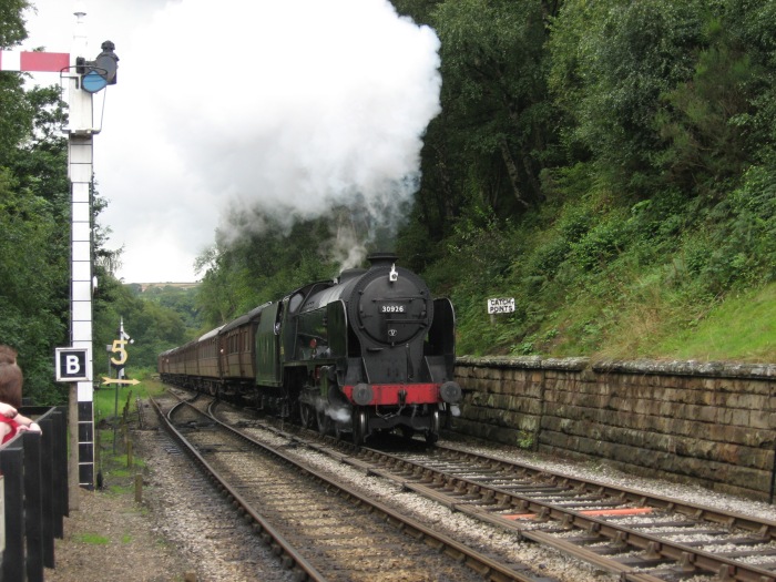 30926 (“REPTON”) mit Teak- Zug nach Pickering an der Einfahrt von Goathland,  viel zu spät, nämlich erst um 17:30h am 21.08.2008