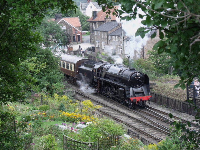 92214 mit ihrem nächsten Zug nach Pickering verlässt den Bahnhof in Grosmont, um 12:39h am 30.08.2010