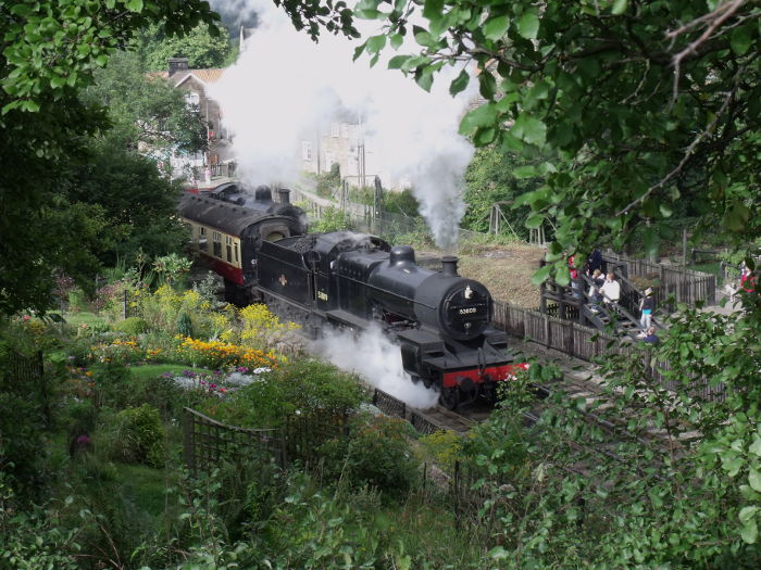 53809 Ausfahrt aus Grosmont um 16:35h am 30.08.2010. Hinter dem Zug kann man erkennen, wie gleichzeitig die 49395 in Richtung “sheds” (Betriebswerk der Bahn) durch den Tunnel vorfährt