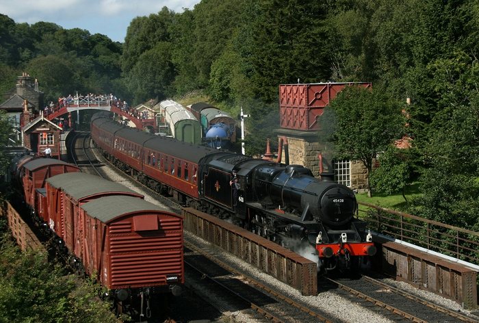 45428 mit Zug aus Grosmont beim Halt in Goathland, Juli 2010.