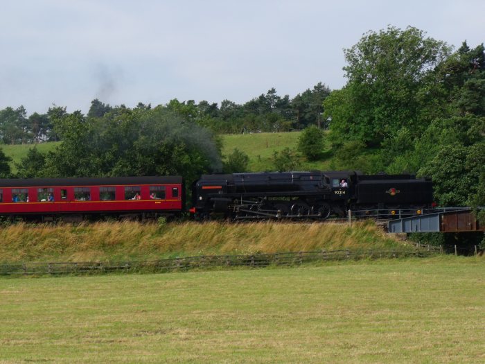 Die 9F  92214  kommt am Morgen des 15.08.2012 mit dem ersten Zug aus Pickering nach Grosmont gefahren, fotografiert zwischen den Ellerbeck-Brücken südlich Goathland um 9:43h