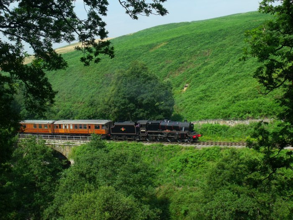 45428 mit dem LNER-Teakholzwagen-Zug Richtung Pickering bei Water Ark, um 12:46h am 15.08.2012