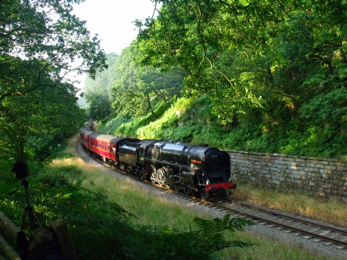 92214 mit letzten Zug des Tages, der aus Whitby kommt aber in Grosmont ungespannt wird, bei Beck Hole um 18:44h am 16.08.2012