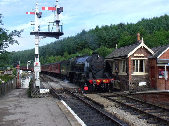 825 mit Zug Grosmont→Pickering, einfahrend im Bahnhof Levisham ein, 11:23h am 20.08.2012