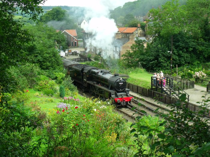 45428 ausfahrend Grosmont, wie üblich von der extra dafür angelegten, hölzernen Plattform von Touristen gespotet, um 12:31h, 20.08.2012