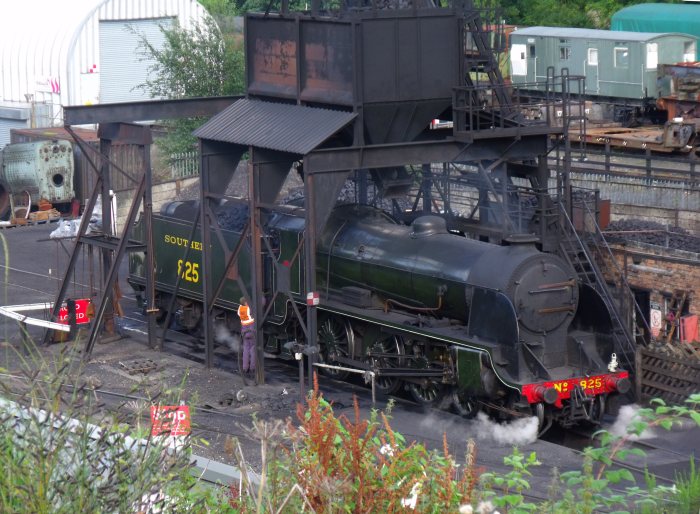 825 erhielt im Bw Grosmont Kohle, der Aufenthalt unter dem Turm und auf der Grube wurde gleich für einige Restaurierungs- und Reinigungsarbeiten und Kontrollen genutzt, Grosmont sheds, um 16:58h, 20.08.2012