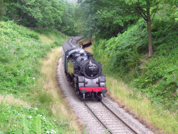 80072 vor der Straßenbrücke bei Beck Hole, 15:37, 21.08.2012