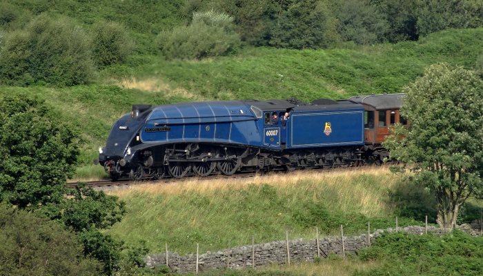 60007 mit erstem Zug des Tages von Grosmont nach Pickering, hinter Moorgates kurv vor Goathland summit, um 9:59h, 18.08.2012