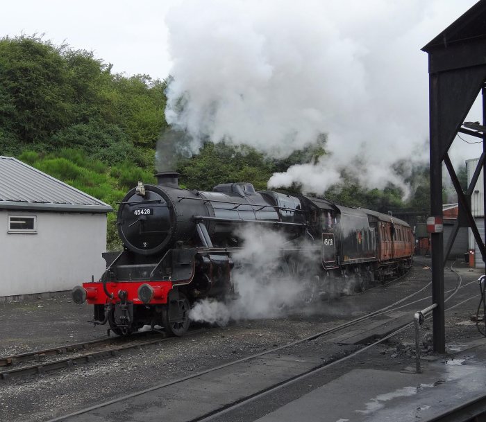 45428 mit erstem Zug des Tages am Betriebswerk (den sheds) der Bahn in Grosmont hinterm Tunnel, um 9:35h am 20.08.2012