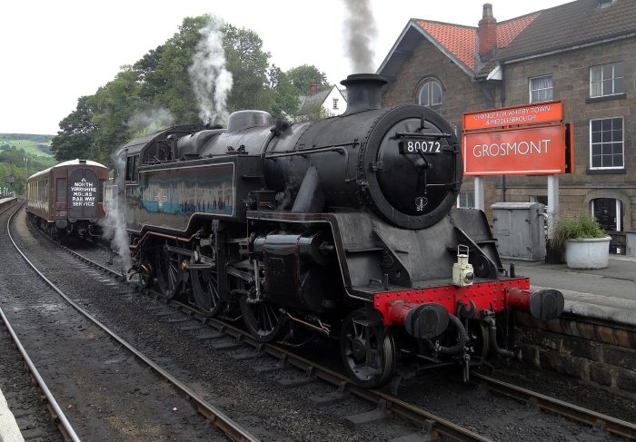 80072 wartet auf den Zug aus Whitby, den sie übernehmen soll und dann gegen 11:30h weiter nach Pickering zu fahren, 20.08.2012