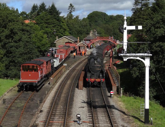 825 einfahrend in Goathland, um 10:43h am 22.08.2012