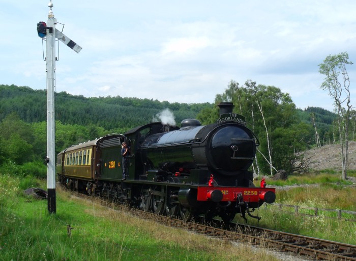 2238 (Q6 als T2 der N.E.) mit Pullmanwagen-Zug als Moorlander am (nördlichen) Einfahrsignal von Levisham, um 14:20h am 04.08.2019