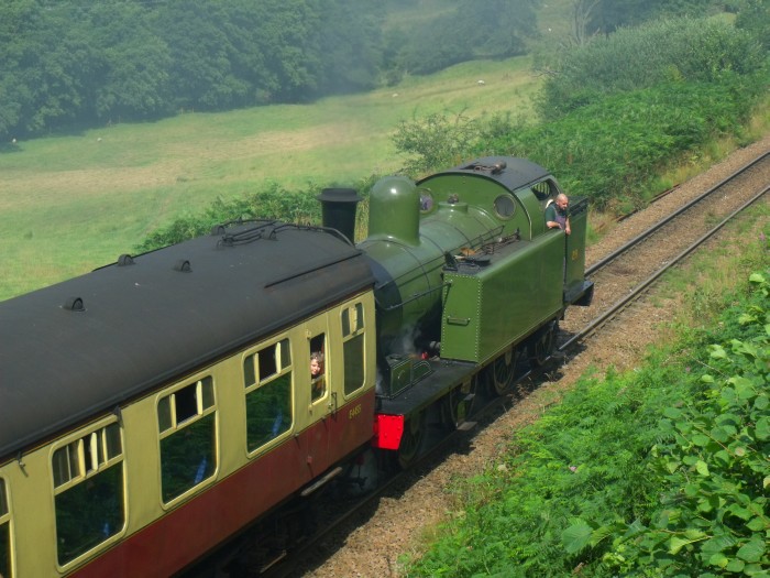 No. 29 schiebt Zug nach Goathland hoch, bei Green End, um 11:38h am 05.08.2019